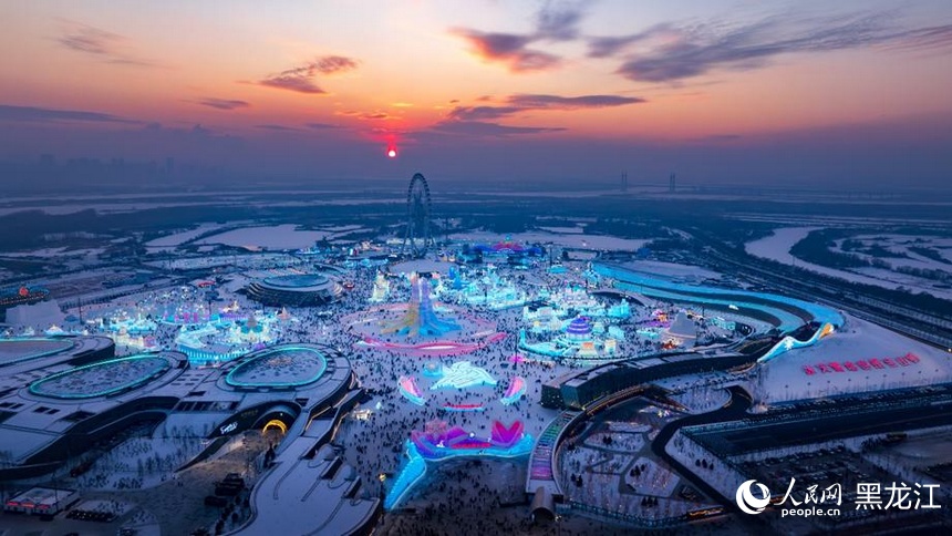 哈爾濱冰雪大世界夜景全貌。人民網記者 張哲鑫攝
