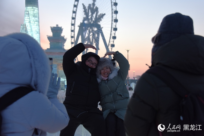在哈爾濱冰雪大世界游玩的游客。人民網(wǎng) 徐成龍攝