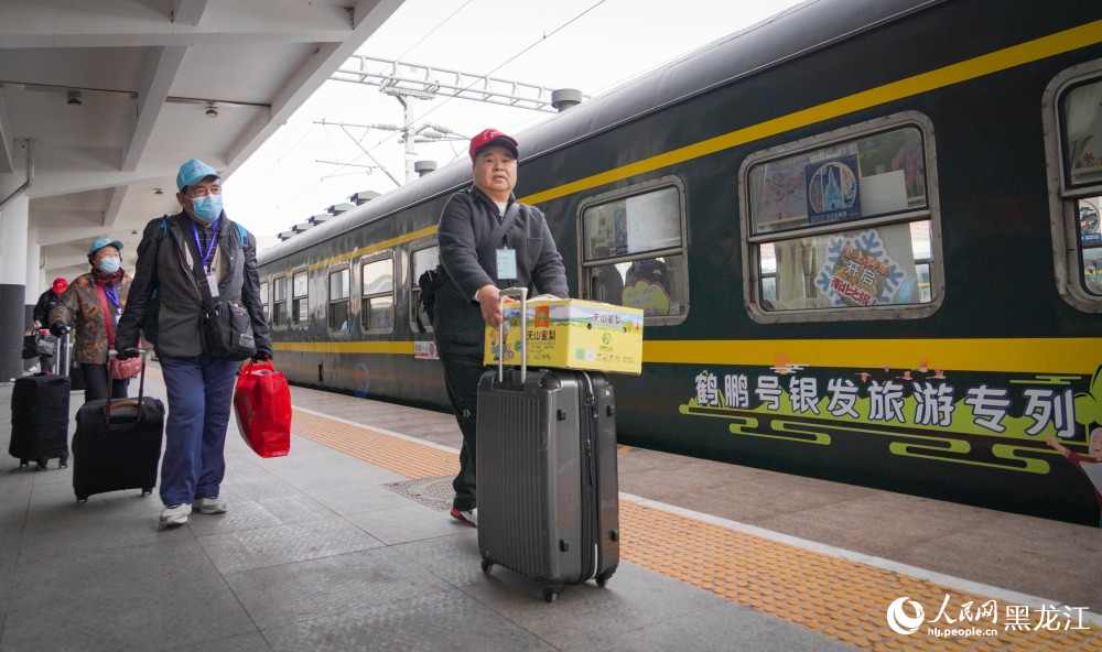 黑龍江開(kāi)行今年首趟港澳“銀發(fā)”旅游專(zhuān)列