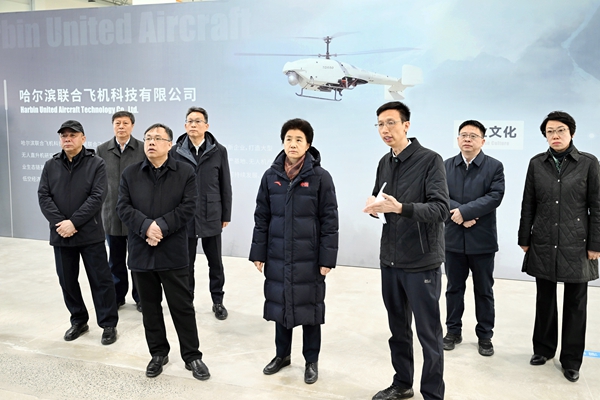 梁惠玲考察哈爾濱聯(lián)合飛機大型無人直升機產業(yè)基地項目