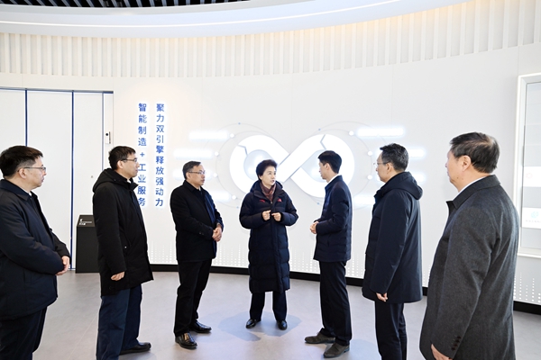 梁惠玲考察博實自動化冶煉行業(yè)用耐高溫型工業(yè)機器人項目