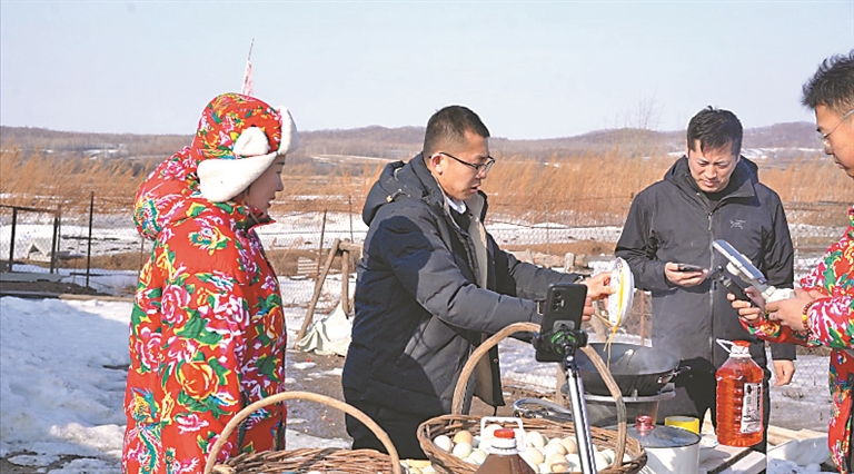 孫道林和他的團隊在農(nóng)家院里直播。記者 潘宏宇攝