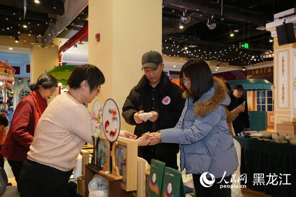 “幸福聯(lián)線”全國示范婚戀交友活動中，單身青年們漫步愛情打卡地感受浪漫冰城。人民網(wǎng)記者 張哲鑫攝