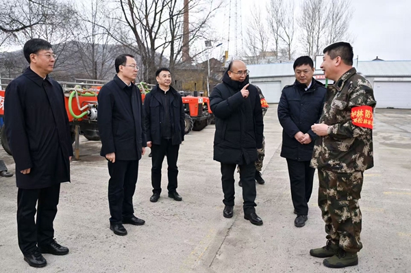 在賓縣松林林場，許勤巡林并實地檢查春防巡查管控工作，對清明節假期堅守一線的巡護員表示慰問。