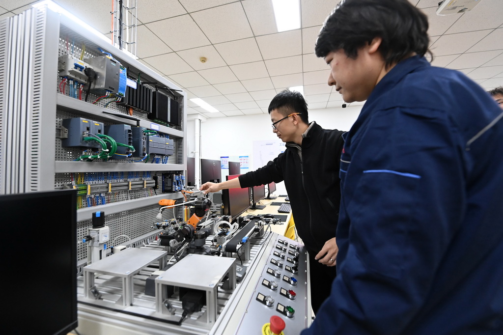 天津理工大學(xué)老師在新工科實(shí)踐平臺(tái)實(shí)驗(yàn)室內(nèi)指導(dǎo)學(xué)生進(jìn)行實(shí)踐操作（2023年12月6日攝）。新華社記者 趙子碩 攝