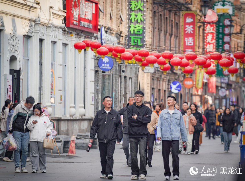 “五一”假期哈爾濱游人如潮 百年老街煥發(fā)春日活力