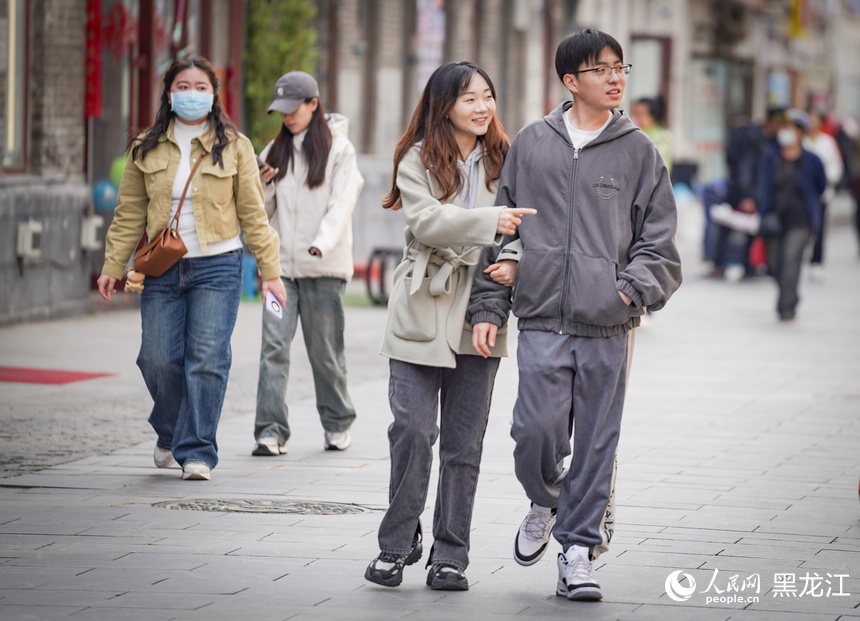“五一”假期哈爾濱游人如潮 百年老街煥發春日活力