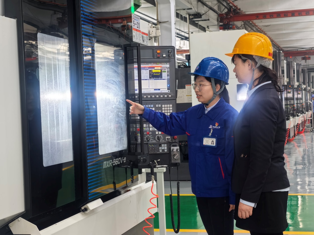 哈爾濱汽輪機廠技術人員介紹新設備運行情況。中國建設銀行黑龍江省分行供圖