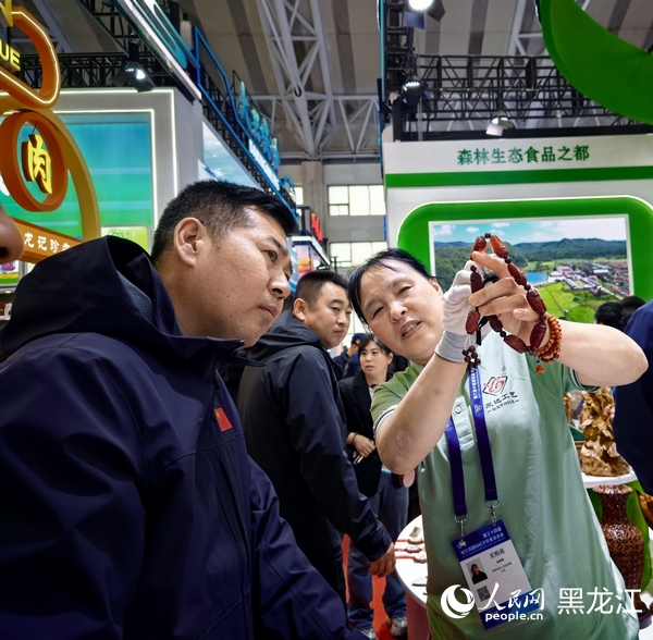 精美的手串引得人們紛紛駐足詢問。人民網(wǎng)記者 陳靜攝