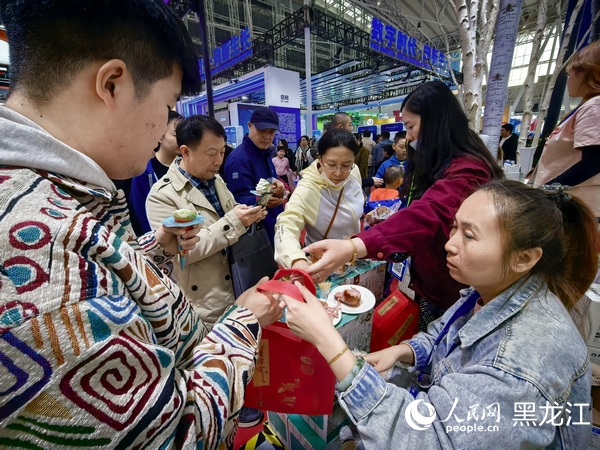 伊春五營火腿引人爭相購買。人民網(wǎng)記者 陳靜攝