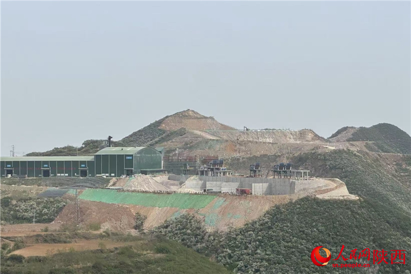 潤(rùn)鑫新材料廠區(qū)內(nèi)的一座山頭已被削平，隱約可見(jiàn)挖掘機(jī)作業(yè)（攝于4月23日）。