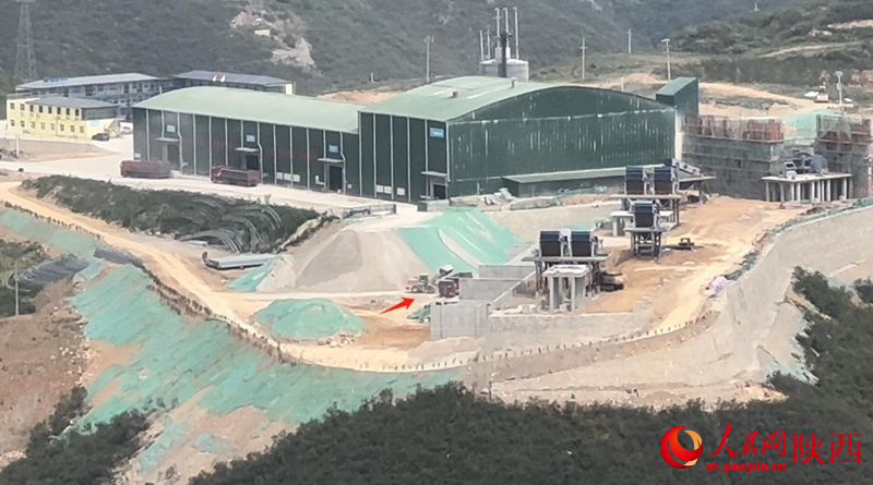 廠區(qū)內(nèi)，一輛鏟車正在進(jìn)行裝車作業(yè)（攝于5月16日）。