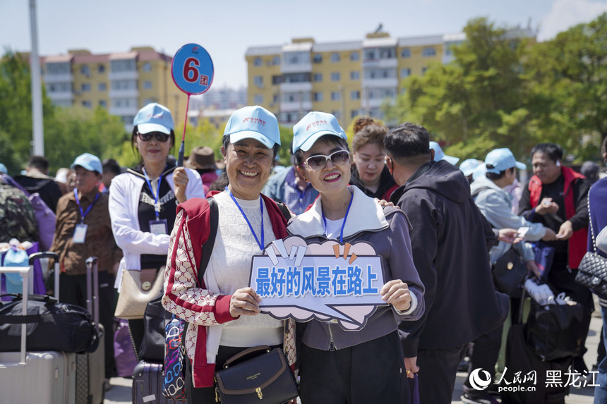 坐著火車游新疆 黑龍江銀發旅游專列啟程