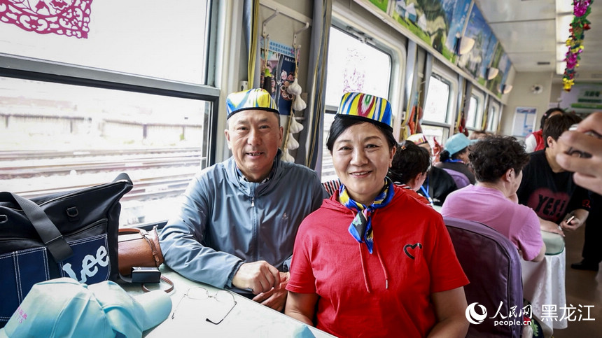 坐著火車游新疆 黑龍江銀發(fā)旅游專列啟程