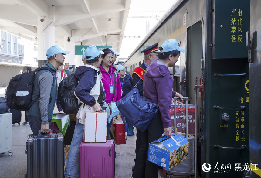 坐著火車游新疆 黑龍江銀發旅游專列啟程