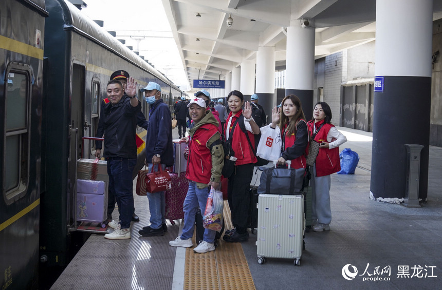 坐著火車游新疆 黑龍江銀發旅游專列啟程