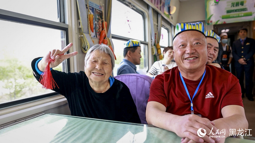 坐著火車游新疆 黑龍江銀發旅游專列啟程
