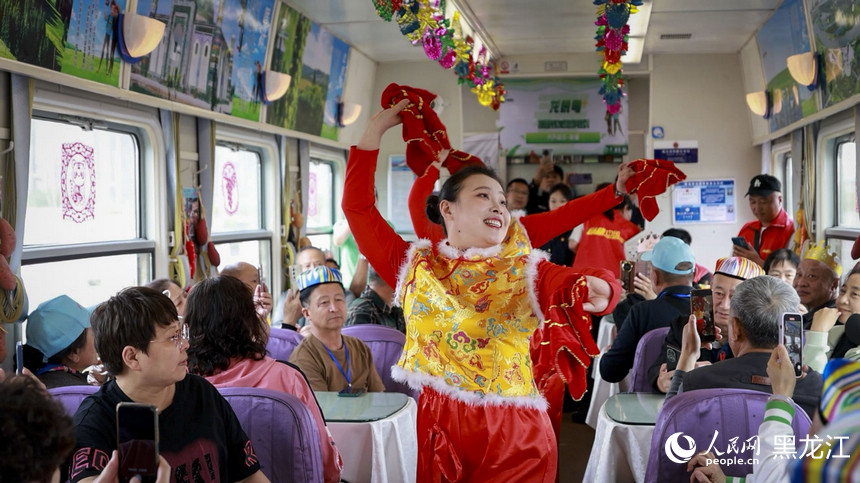 坐著火車游新疆 黑龍江銀發旅游專列啟程