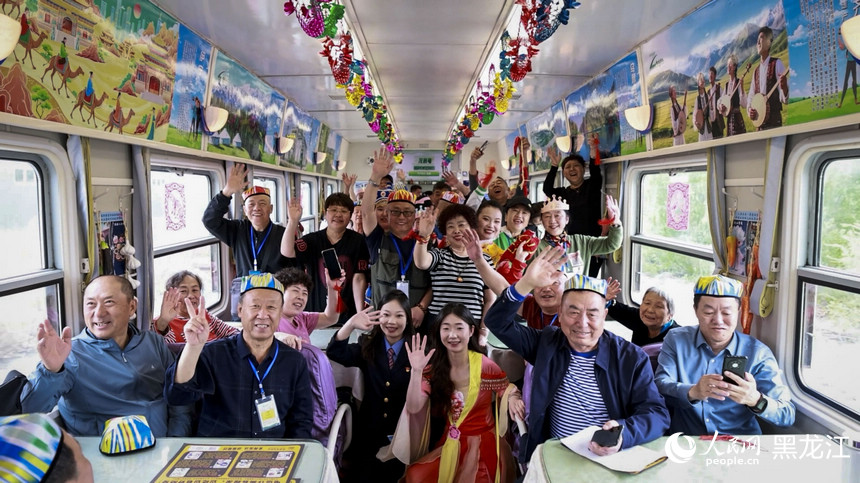 坐著火車游新疆 黑龍江銀發旅游專列啟程