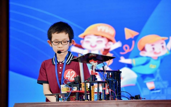 參賽小選手現(xiàn)場(chǎng)講解小發(fā)明。