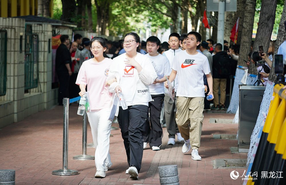 哈爾濱市第三中學考點，考生自信滿滿步入考場。人民網記者 蘇靖剛攝