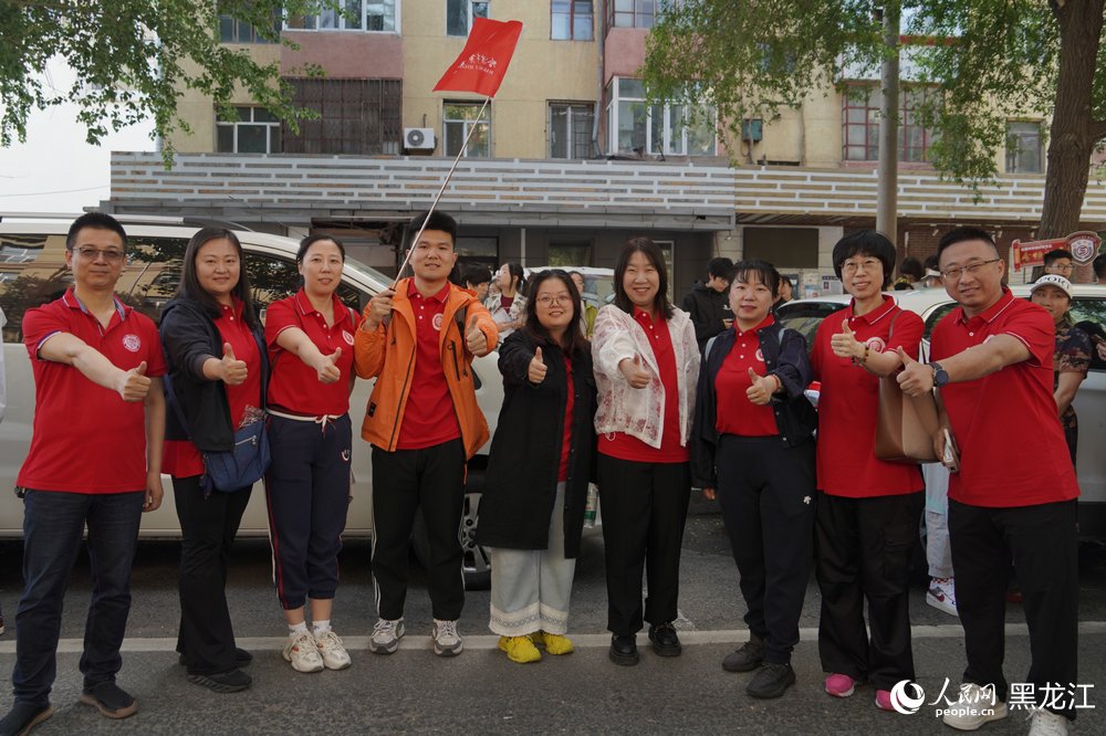 哈爾濱市第四十七中學門口的送考隊伍。人民網 徐成龍攝