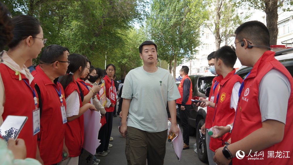 哈爾濱市第四十七中學考點，考生正在步入考場。人民網 徐成龍攝