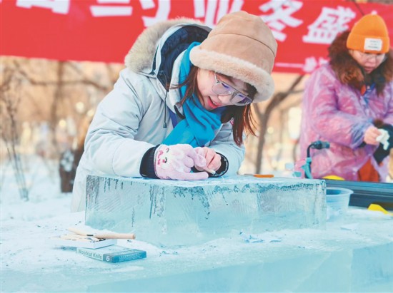 精雕細琢。記者 李愛民攝