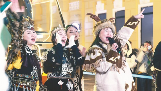 少數民族在中央大街表演。記者 張澍攝