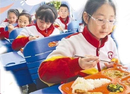 享用午餐。